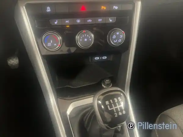 VW T-ROC (14/17)