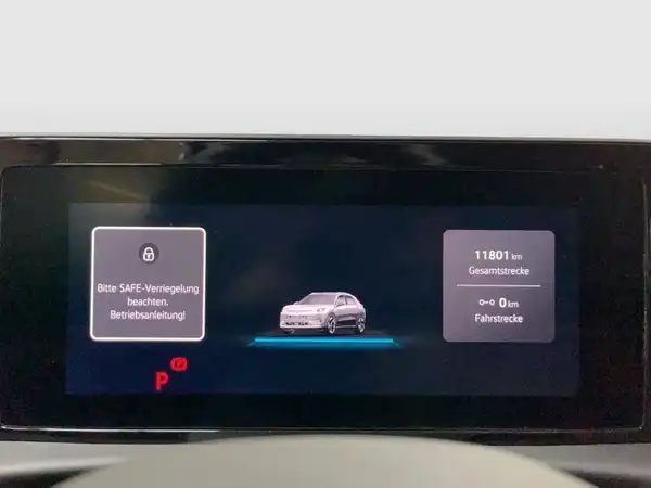 Das Bild zeigt den Innenraum eines VW T-Roc, insbesondere das Navigationsgerät mit verschiedenen Texteinblendungen und einer Abbildung des Fahrzeugs.