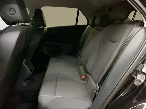 Das Bild zeigt die Rückbank eines VW T-ROC in Schwarz mit grauem Interieur.