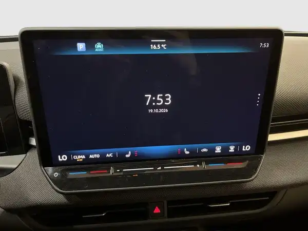 Das Bild zeigt das Innere eines Fahrzeugs, konkret den Bildschirm des Infotainmentsystems, mit einer schwarzen Innenausstattung.