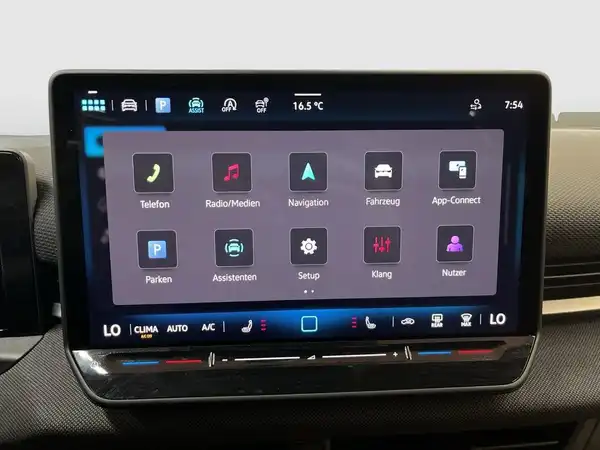 Das Bild zeigt das Innenraumdisplay des VW T-ROC mit schwarzem Interieur und markanten Texteinblendungen.