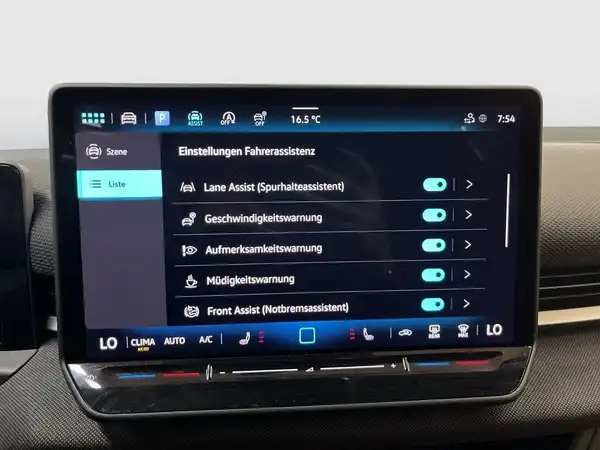 Das Foto zeigt das Inneninterieur eines VW T-ROC, speziell das Display für die Einstellungen der Fahrassistenzsysteme. Der Innenraum ist schwarz.