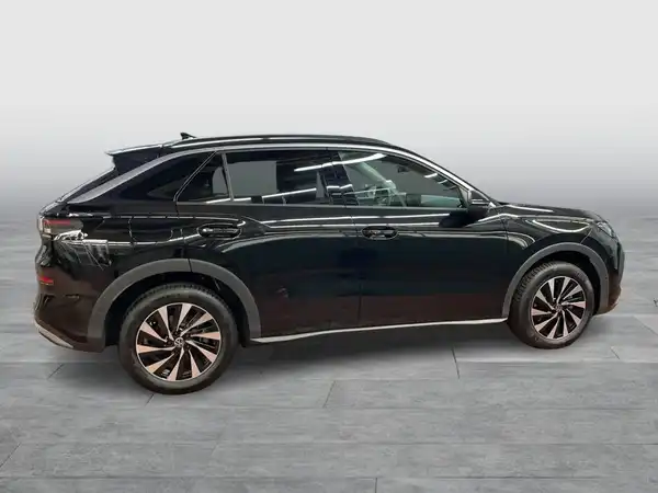 Das Bild zeigt einen VW T-ROC von der Seite in schwarzer Farbe.