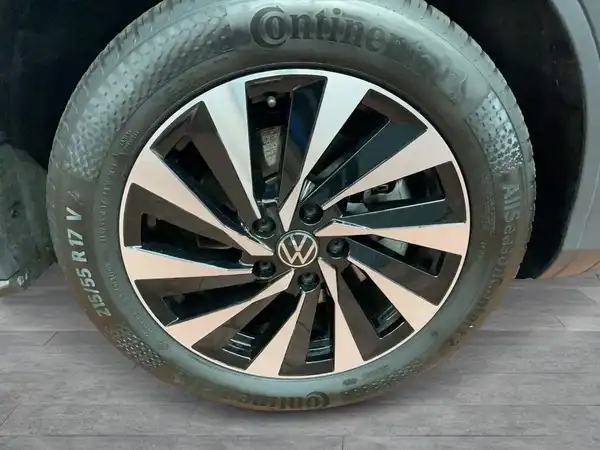 Das Bild zeigt eine Seitenansicht eines VW T-Roc mit einem Fokus auf dem Rad und Reifen. Es sind keine weiteren Texte oder Logos sichtbar.