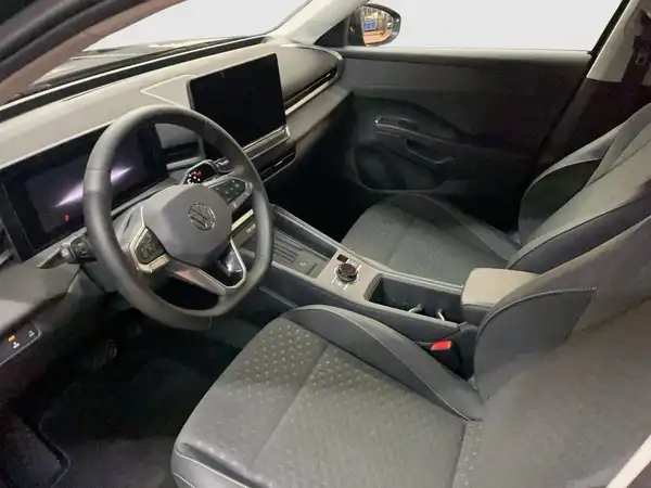 Das Bild zeigt den Innenraum eines VW T-Roc, hauptsächlich in schwarz und grau gehalten.