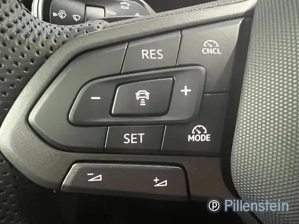 VW T-ROC (8/15)