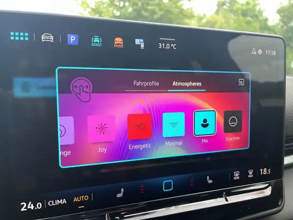 Das Bild zeigt den Innenraum eines VW T-ROC, fokussiert auf das Lenkrad mit Bedienelementen.