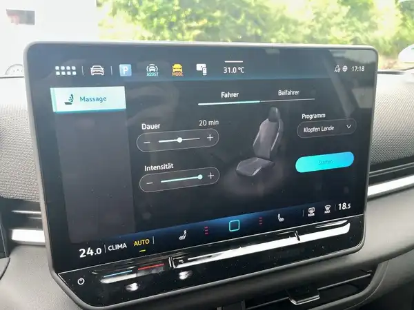 Das Bild zeigt das Innere des VW T-ROC, speziell das Display mit Fahrzeugprofil-Einstellungen und Temperaturen.