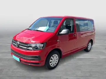 Das Bild zeigt einen roten VW T6 Multivan von der Seite.