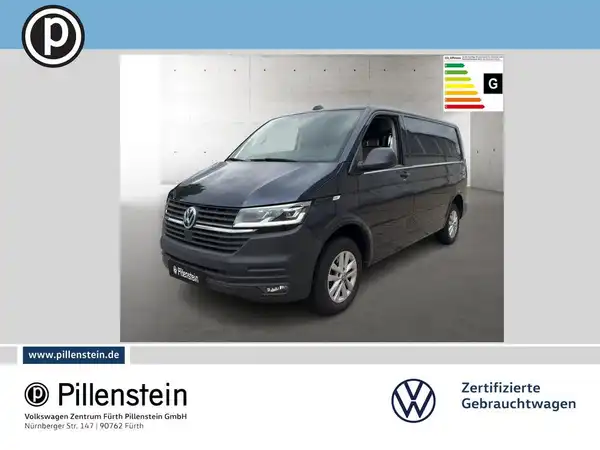 Das Bild zeigt einen VW T6.1 Kastenwagen von der Seite in schwarzer Farbe. Es ist ein Händlerlogo eingeblendet und es gibt markante Texteinblendungen.