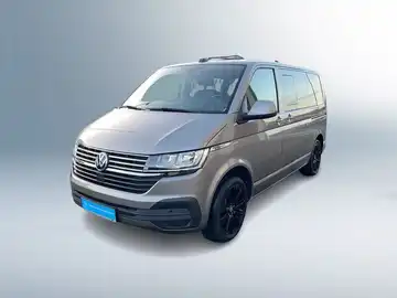 Das Bild zeigt einen VW T6.1 MULTIVAN in silberner Farbe, aufgenommen von der Seite.