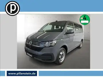 Das Bild zeigt einen grauen VW T6.1 CARAVELLE aus der Frontansicht. Das Händlerlogo ist auf dem Bild eingeblendet und es enthält zusätzlich markante Texteinblendungen.