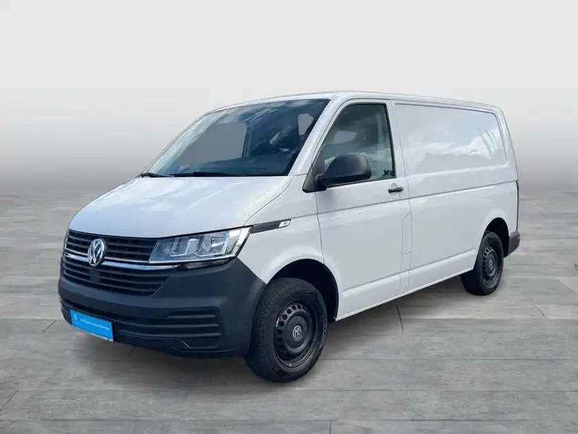 Das Bild zeigt einen weißen VW T6.1 Kastenwagen von der Seite.