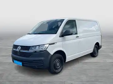 Das Bild zeigt einen weißen VW T6.1 Kastenwagen von der Seite.
