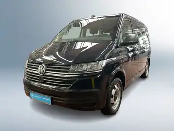 Das Bild zeigt einen schwarzen VW T6.1 California aus der Frontansicht.