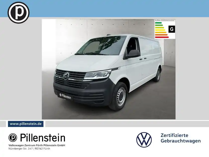 Das Bild zeigt einen weißen VW T6.1 Kastenwagen von vorne. Auf dem Foto ist das Händlerlogo von Pillenstein zu sehen, sowie markante Texteinblendungen. Die Darstellung vermittelt den Eindruck eines Verkaufsangebots.