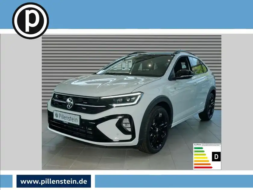 Das Bild zeigt einen weißen VW Taigo von der Seite. Ein Händlersymbol ist sichtbar, ebenso wie markante Texteinblendungen.