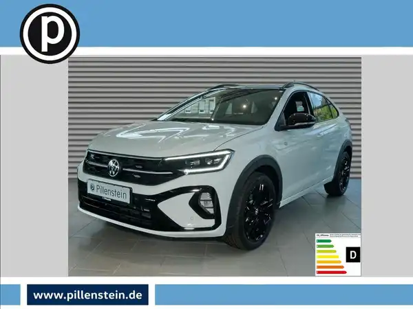 Das Bild zeigt einen weißen VW Taigo von der Seite. Ein Händlersymbol ist sichtbar, ebenso wie markante Texteinblendungen.