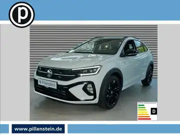 Das Bild zeigt einen weißen VW Taigo von der Seite. Ein Händlersymbol ist sichtbar, ebenso wie markante Texteinblendungen.