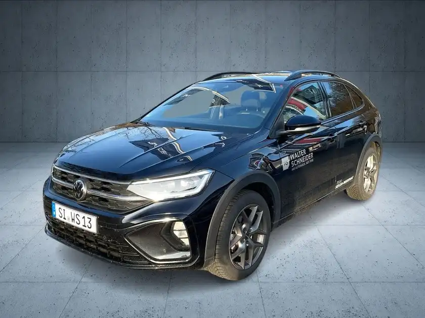 Das Bild zeigt einen schwarzen VW TAIGO R-Line von der Seite. Es gibt ein Händlerlogo auf dem Fahrzeug.