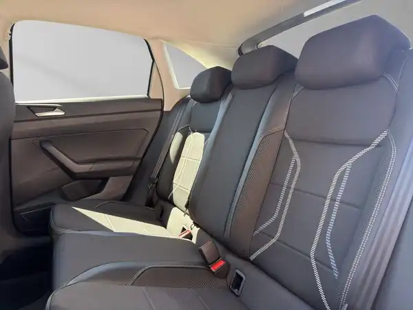 Das Bild zeigt den Innenraum des Fahrzeugs, speziell die Rückbank. Die Sitze sind schwarz mit einer besonderen Nahtverarbeitung.