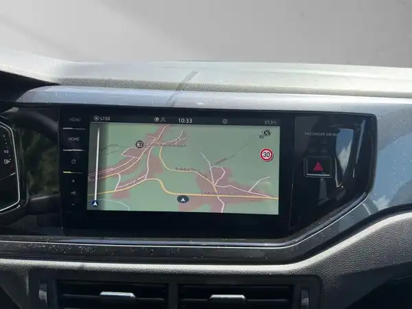 Das Bild zeigt den Innenraum eines Fahrzeugs, spezifisch das Navigationsgerät mit einer Kartenansicht. Die Innenfarbe ist schwarz.