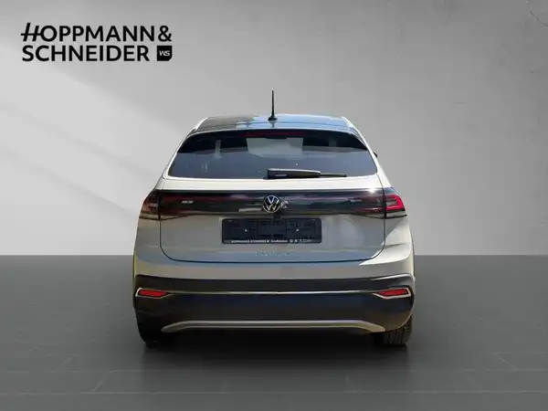 Das Bild zeigt den Volkswagen Taigo von hinten, es enthält das Händlerlogo HOPPMANN & SCHNEIDER.