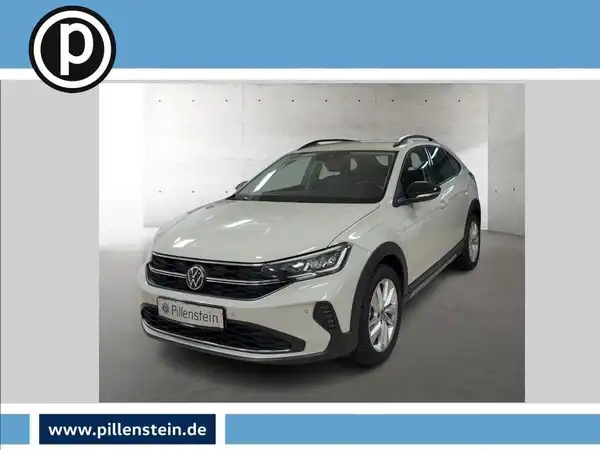 Das Bild zeigt einen weißen VW Taigo von vorne. Es ist ein Fahrzeugbild und enthält das Händelerlogo und markante Texteinblendungen.