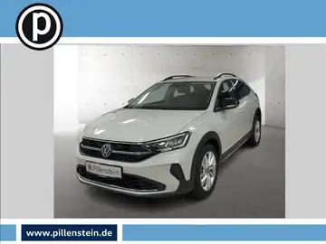Das Bild zeigt einen weißen VW Taigo von vorne. Es ist ein Fahrzeugbild und enthält das Händelerlogo und markante Texteinblendungen.