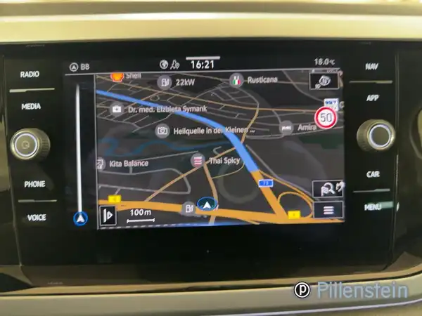 Das Bild zeigt das Innenleben eines VW Taigo mit einem Navigationsgerät auf dem Touchscreen.