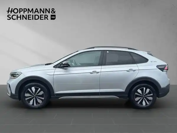 Seitenansicht eines silbernen VW Taigo mit eingeblendetem Händlerlogo HOPPMANN & SCHNEIDER.