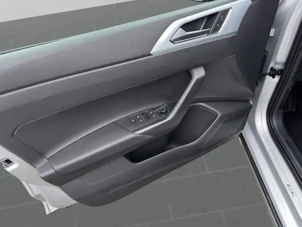 Das Bild zeigt die Türinnenseite eines silbernen VW Taigo aus seitlicher Perspektive. Das Interieur ist in Grau gehalten.