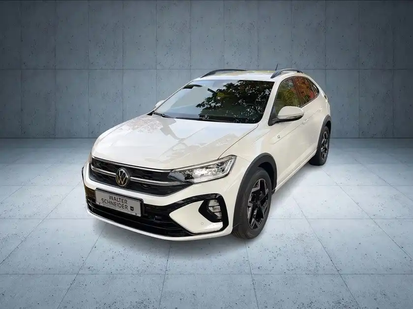 Das Bild zeigt einen weißen VW TAIGO R-Line aus der Seitenansicht in einer modernen Umgebung.