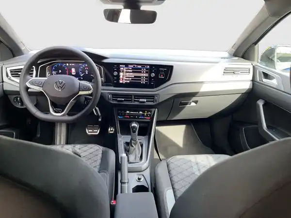 Das Bild zeigt das Innere eines Volkswagen TAIGO R-LINE in schwarzer Innenausstattung.