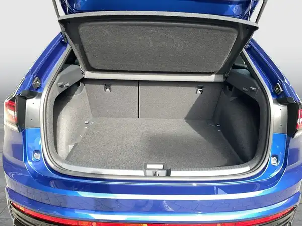 Das Bild zeigt den Kofferraum eines blauen VW TAIGO R-Line aus der Rückansicht.