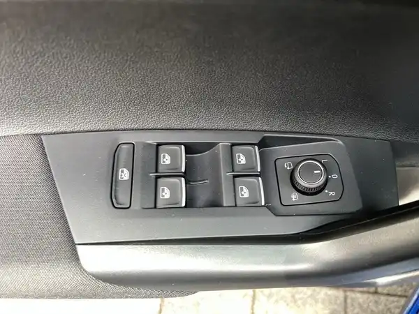 Das Foto zeigt das Steuerungspanel für die Fensterheber auf der Fahrertür des VW TAIGO R-Line. Das Interieur ist in Schwarz gehalten.
