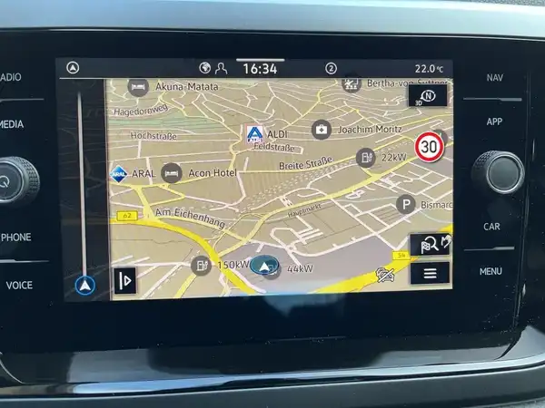 Das Bild zeigt das Infotainmentsystem eines Fahrzeugs mit einer Navigationskarte.