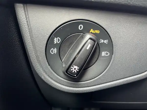 Das Bild zeigt eine Innenaufnahme des VW TAIGO mit einem schwarzen Bedienfeld.