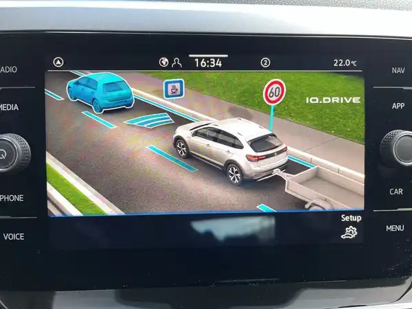 Das Bild zeigt das Navigationsdisplay eines VW TAIGO mit Verkehrsanzeige und Geschwindigkeitslimit.