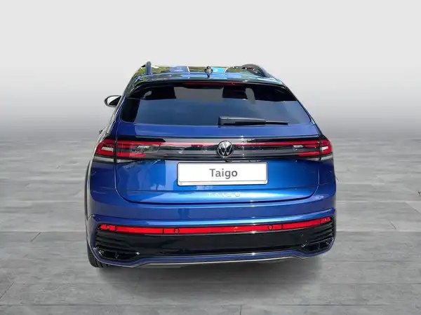Das Bild zeigt einen blauen VW Taigo von hinten.