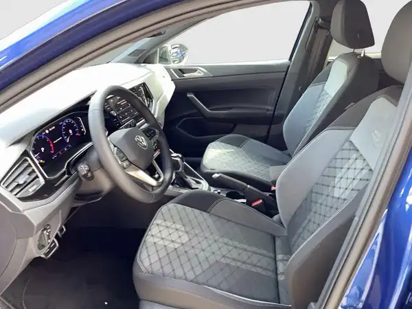 Innenaufnahme des VW TAIGO in blau mit schwarz-grauen Stoffinterieur.
