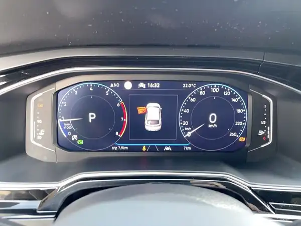 Das Bild zeigt das Innenraumdisplay eines VW TAIGO R-Line mit einem schwarzen Interieur.