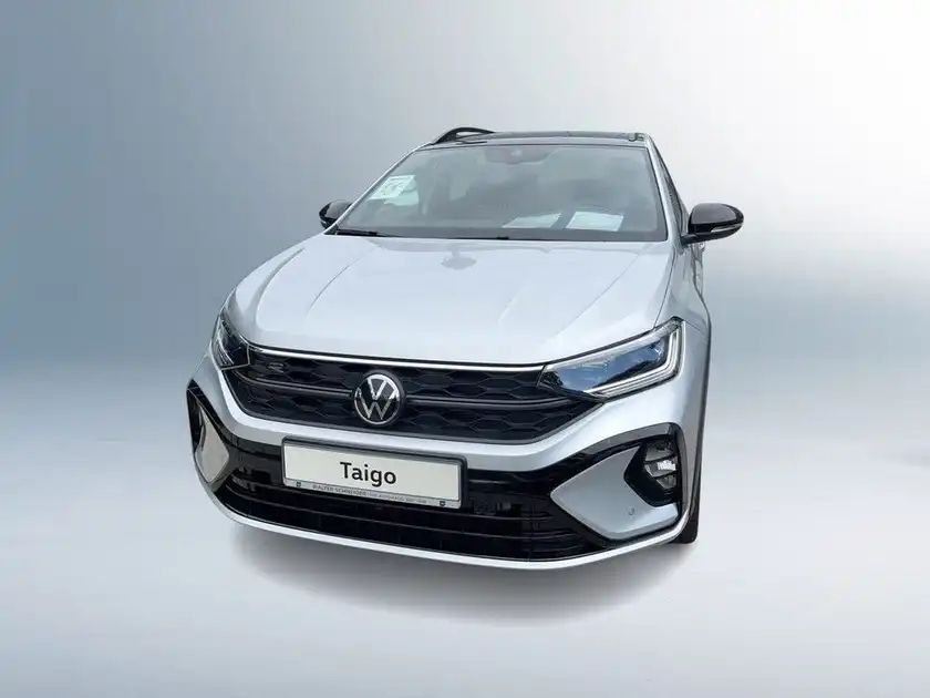Das Bild zeigt einen VW Taigo in silberner Farbe, aufgenommen von vorne.