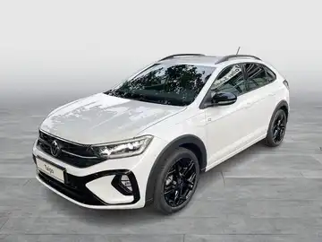 Das Bild zeigt einen VW Taigo R-Line von der Seite in weißer Farbe.