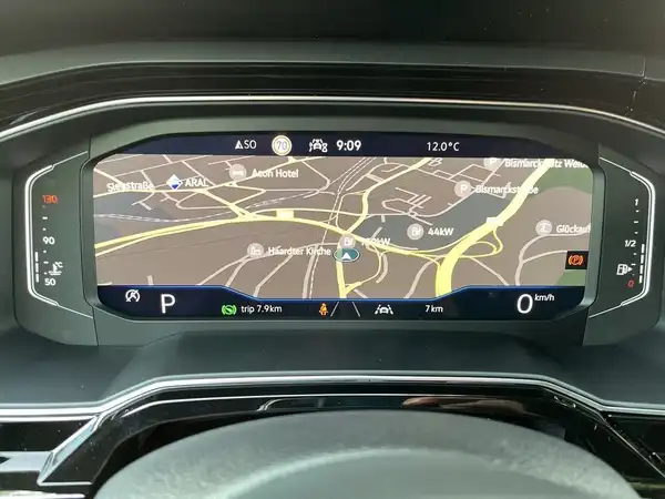 Innenaufnahme des Fahrzeugs mit einem Navigationssystem, das eine Kartenansicht zeigt.