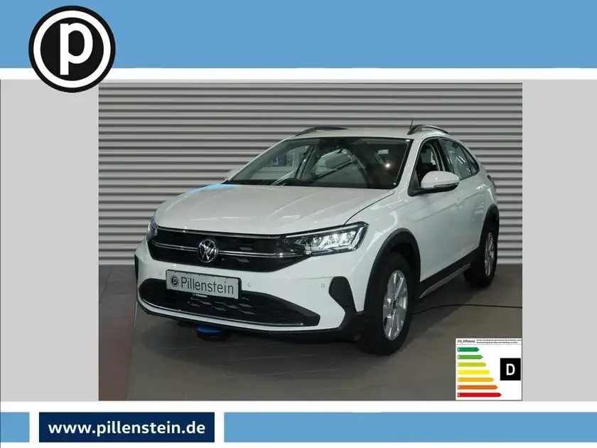 Das Bild zeigt einen weißen VW Taigo von vorne, mit einem eingeblendeten Händlerinformationsbanner und markanten Texteinblendungen. Es gibt ein Händlerlogo auf dem Bild.