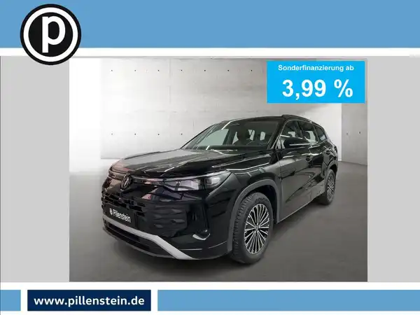 Das Bild zeigt einen schwarzen VW TAYRON aus der Frontalansicht, mit einem Händlerlogo und einer markanten Texteinblendung zur Sonderfinanzierung ab 2,99 %.