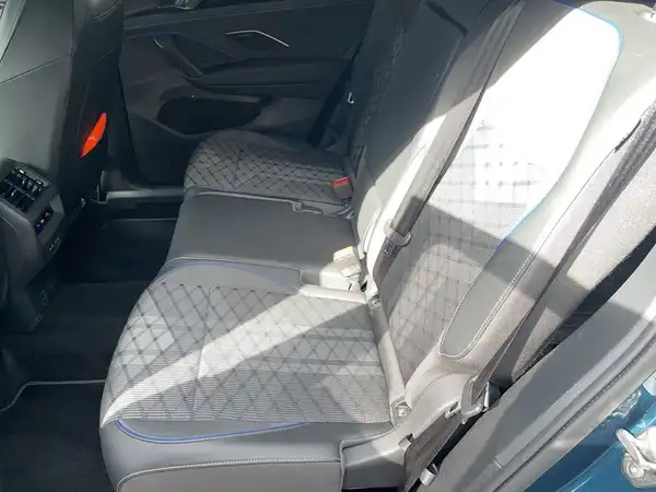 Innenaufnahme eines VW TAYRON mit schwarzem Interieur, das den Fahrersitz und das Cockpit zeigt.