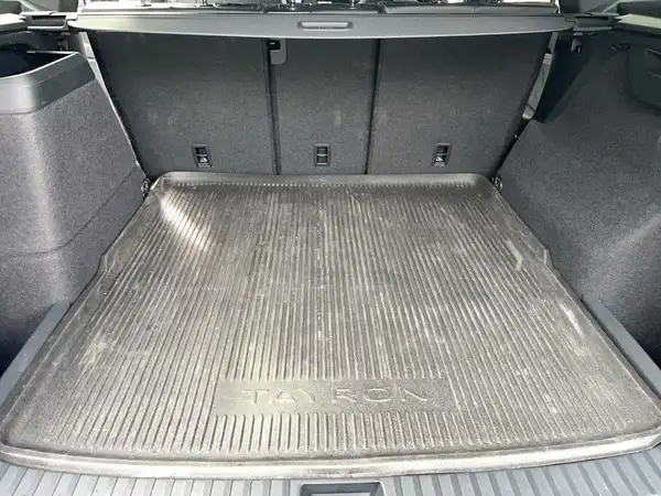 Das Bild zeigt die Rücksitzbank eines Fahrzeugs mit schwarzem Interieur und blauen Akzenten.