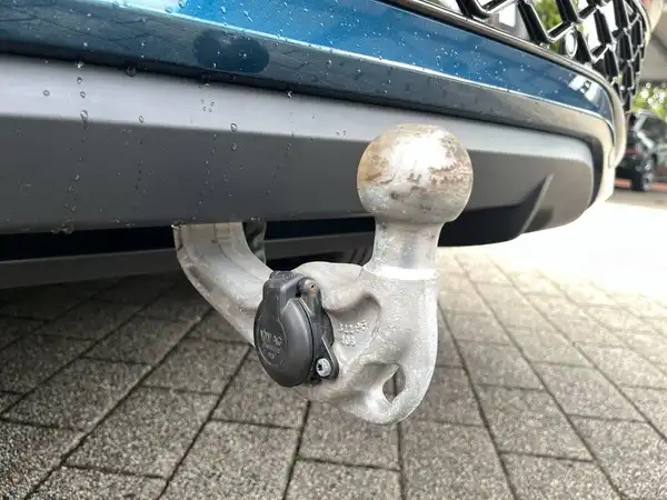 Innenaufnahme des Kofferraums eines VW TAYRON in schwarzem Interieur.